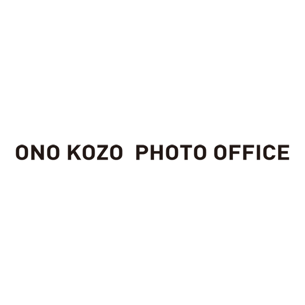 「小野晃蔵写真事務所」のロゴ