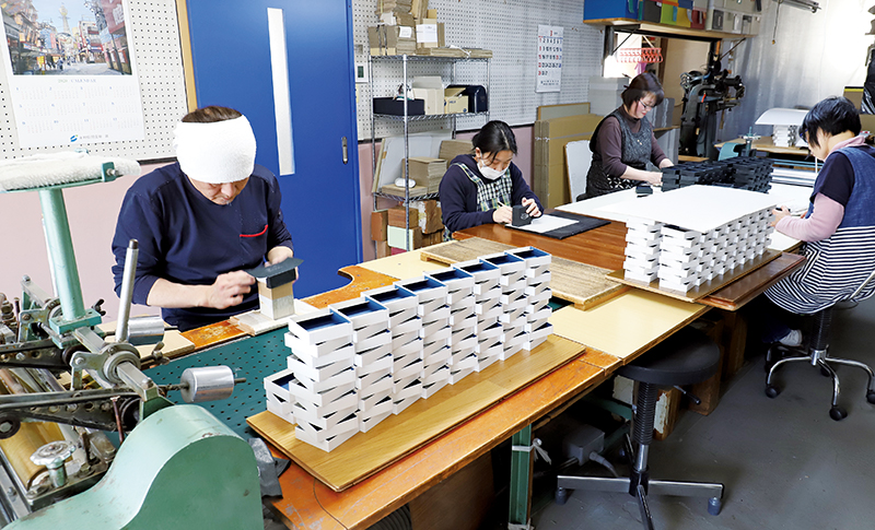 村上紙器工業所の作業風景