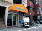 TWO-JAPAN事務所前