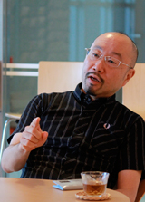 取材を受ける藤本さん