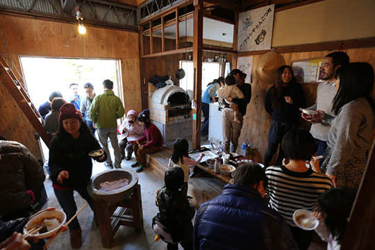 餅つき大会に集まる人々