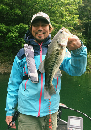 釣り上げたブラックバスと廣瀬氏