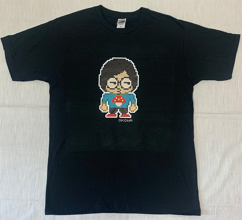 松原タニシさんのTシャツを着用する深川氏