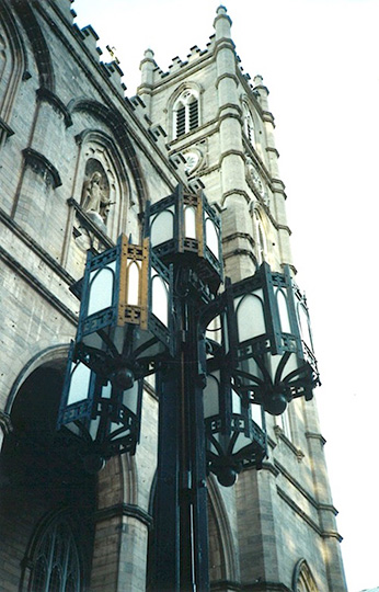 聖堂の外灯