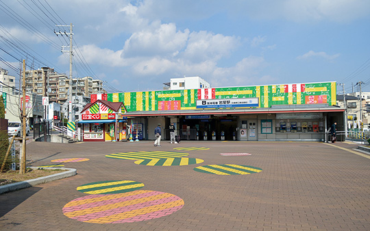 阪神岩屋駅の駅舎ラッピング